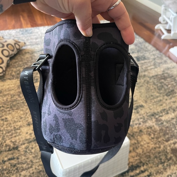 Black leopard Hydrojug sleeve - Picture 2 of 2